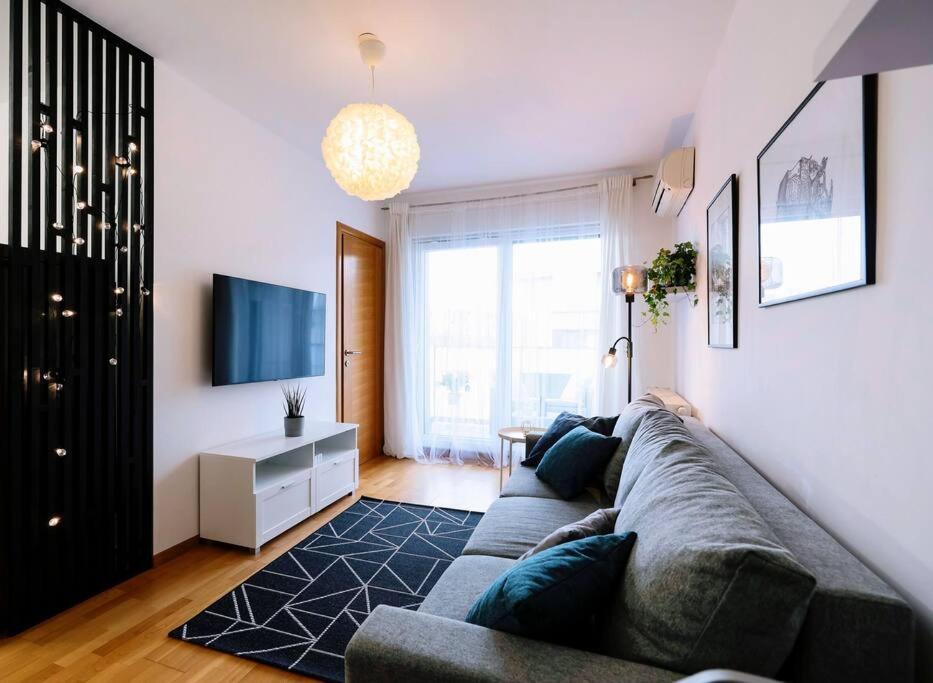 Apartment Stylish Haven: Designer Retreat *