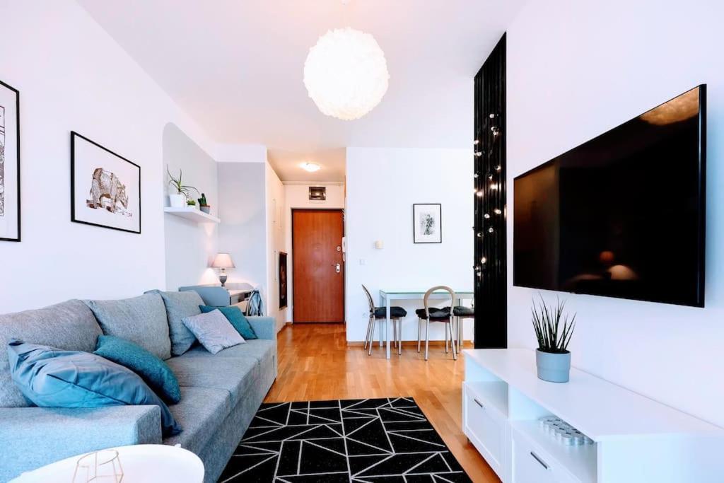 Apartment Stylish Haven: Designer Retreat *